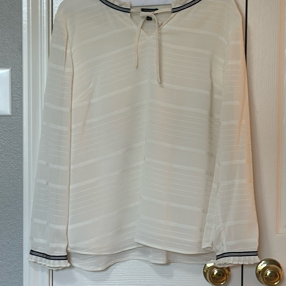 Talbots ivory with black trim popover. Popover has ribbed pattern.